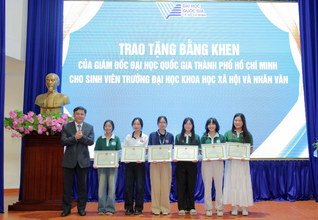 ĐHQG TP HCM tặng bằng khen cho sinh viên nhường chỗ cho cựu chiến binh- Ảnh 1.