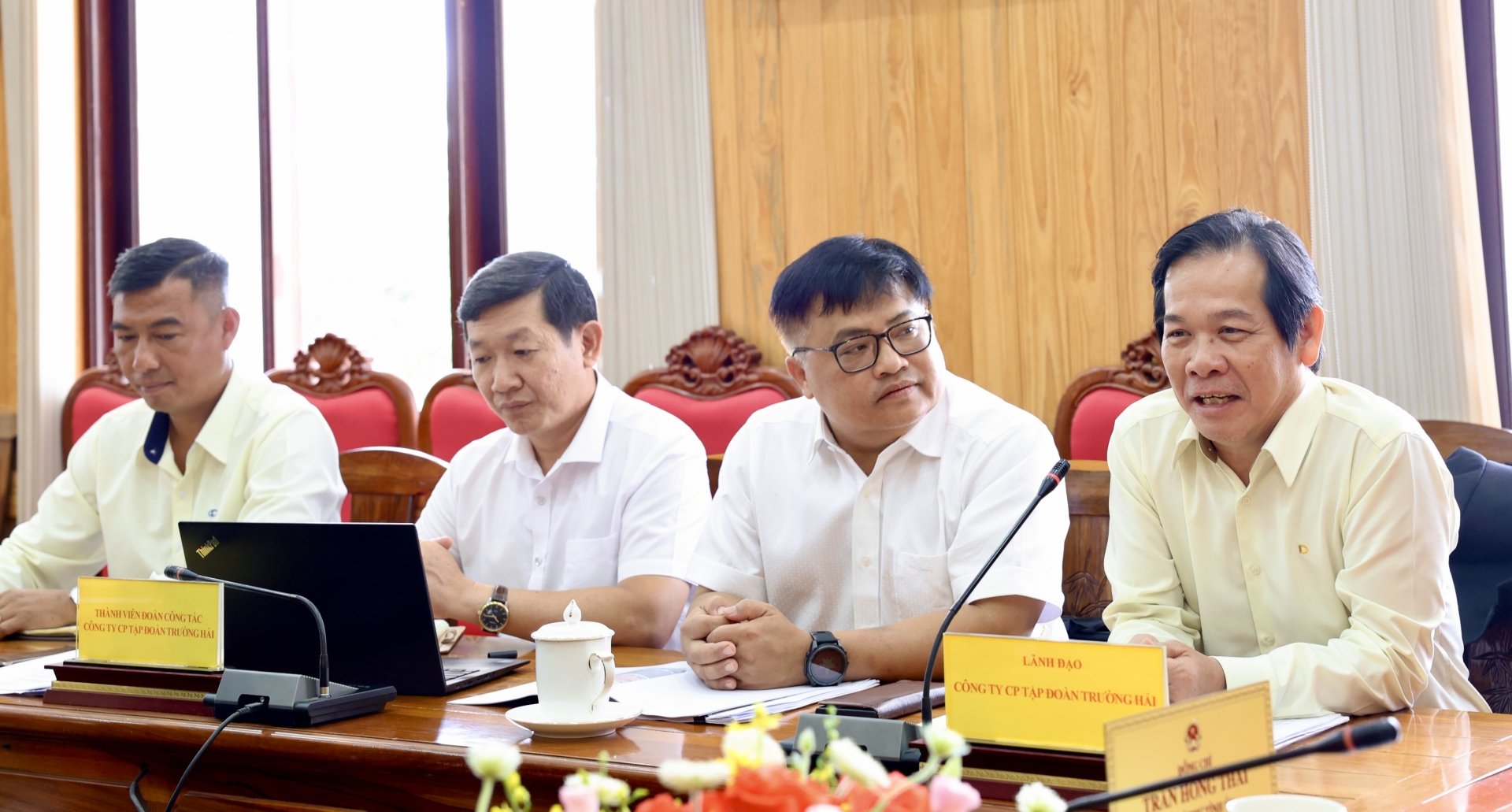 Ông Nguyễn Hoàng Tuệ - Tổng Giám đốc Công ty CP Tập đoàn Trường Hải (bìa phải) và các thành viên THACO trong đoàn công tác