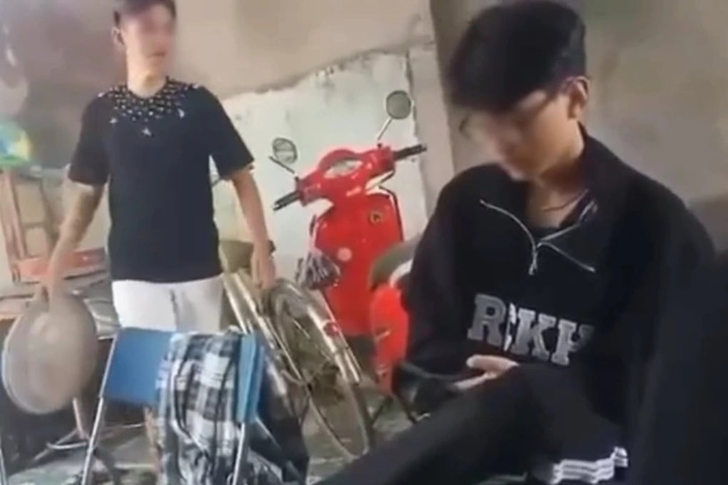 Học sinh lớp 8 bị đấm tới tấp vào đầu, mặt trong quán nước - 1