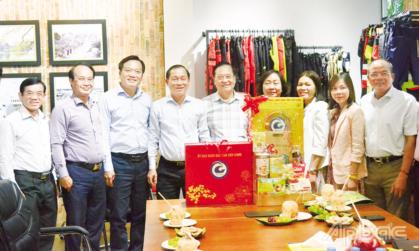 Chủ tịch UBND tỉnh Tiền Giang Nguyễn Văn Vĩnh thăm, chúc tết Công ty cổ phần TEX-GIANG. Ảnh: HỮU THÔNG