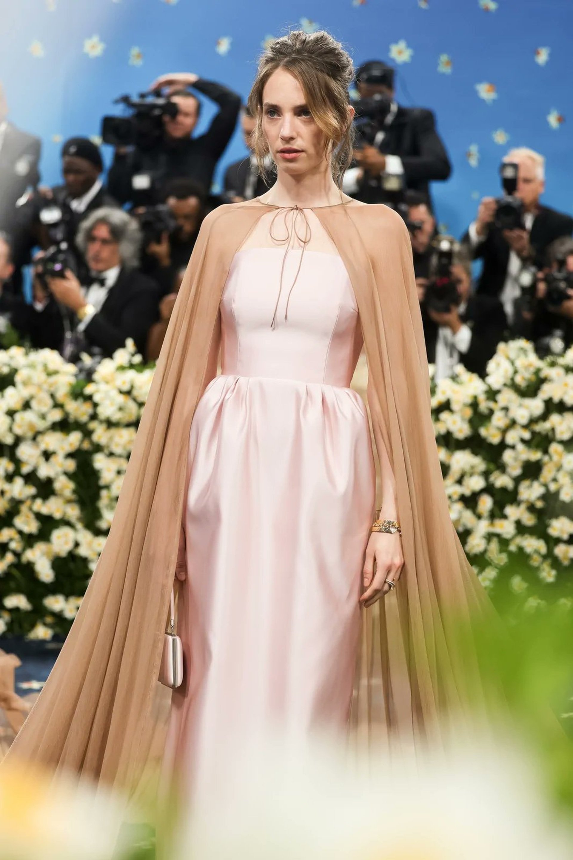 Kim Kardashian gây sốc khi vào top nghệ sĩ mặc thảm họa tại Met Gala - 9