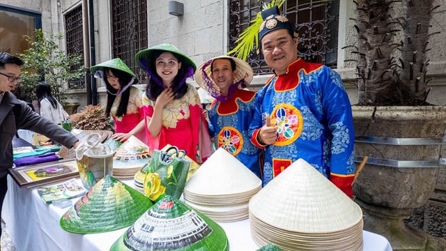 Áo dài, nón lá, nem công chả phượng… xứ Huế đến Ý- Ảnh 5.