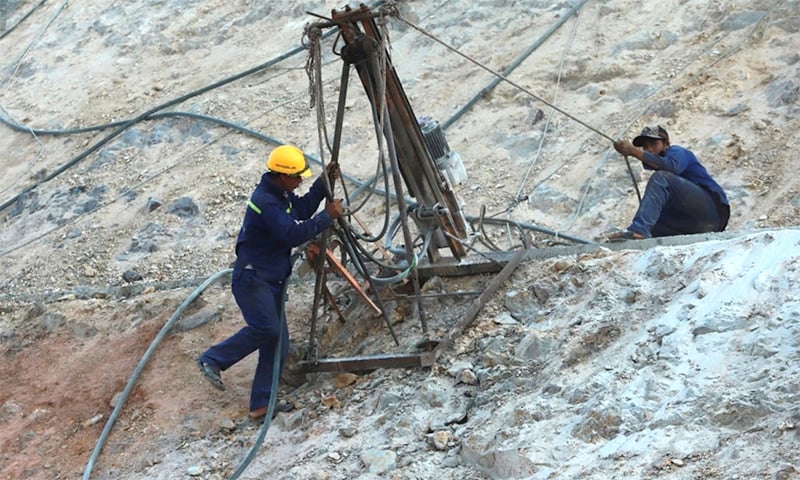  Công nhân gia cố, xử lý chống trượt ta luy.