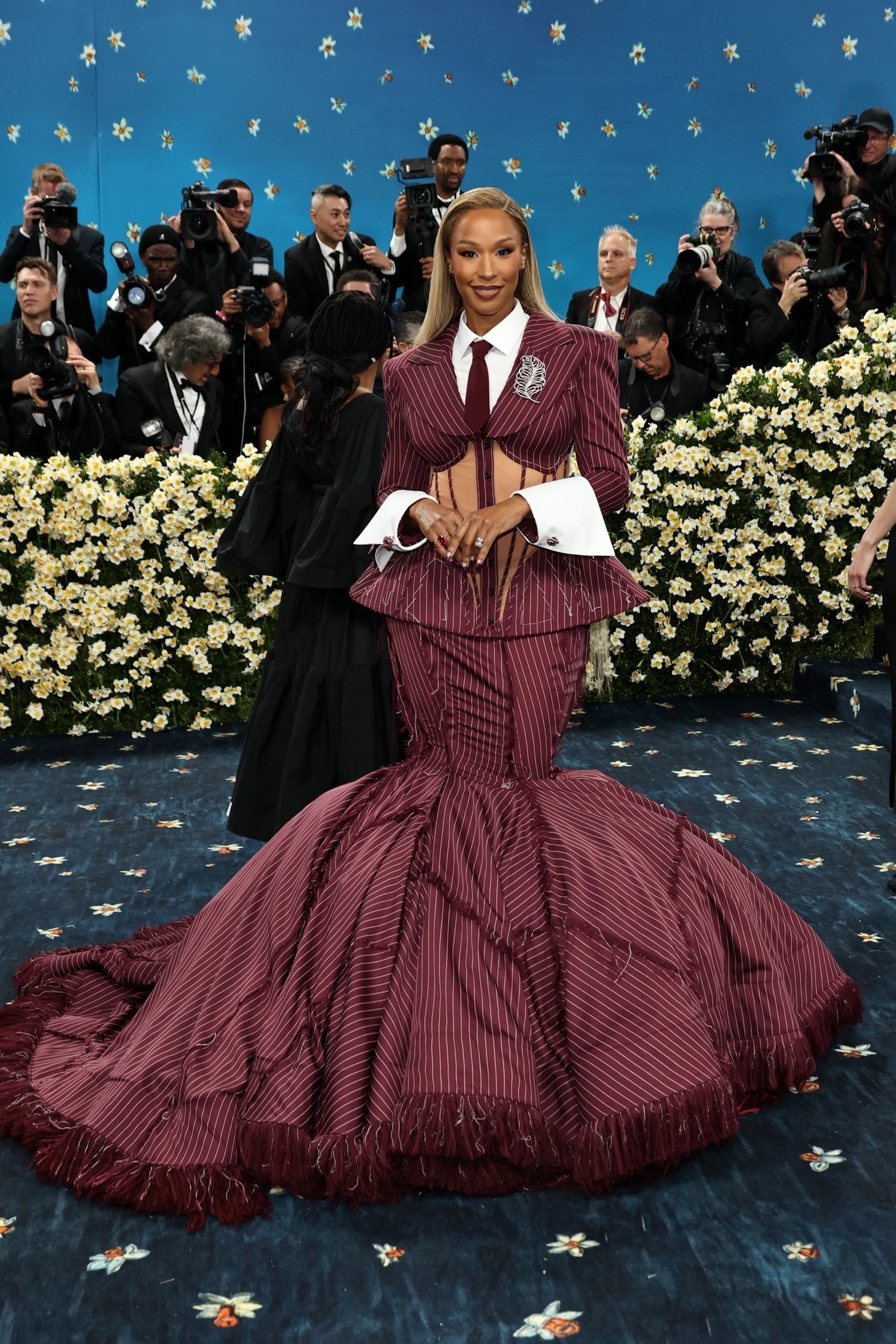 Kim Kardashian gây sốc khi vào top nghệ sĩ mặc thảm họa tại Met Gala - 4