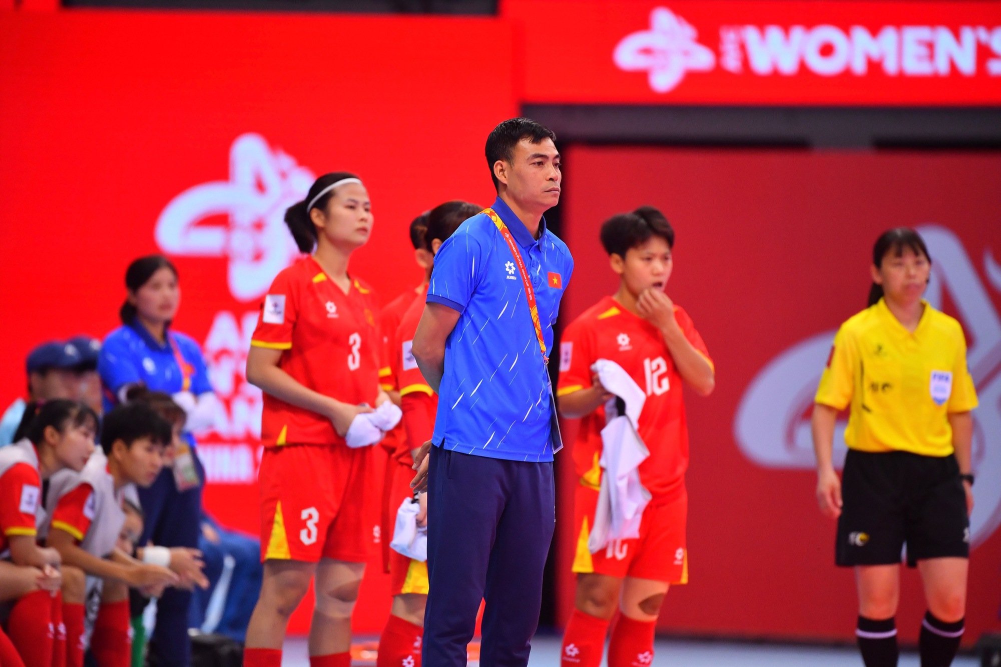 HLV đội futsal nữ Việt Nam nói gì sau chiến thắng kịch tính trước Hồng Kông?- Ảnh 1.
