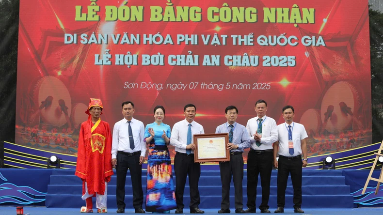 Lễ hội bơi chải An Châu được công nhận là Di sản Văn hóa phi vật thể cấp Quốc gia ảnh 2
