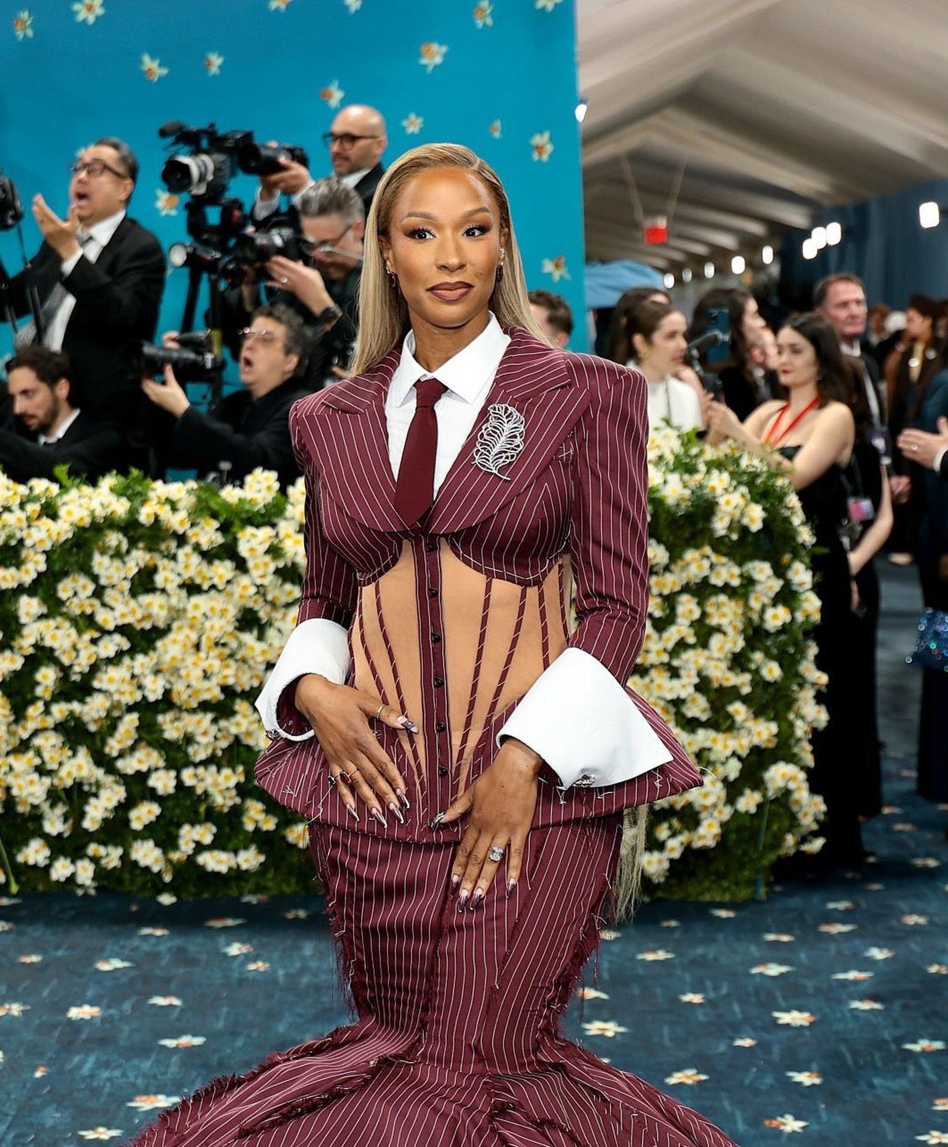 Kim Kardashian gây sốc khi vào top nghệ sĩ mặc thảm họa tại Met Gala - 5