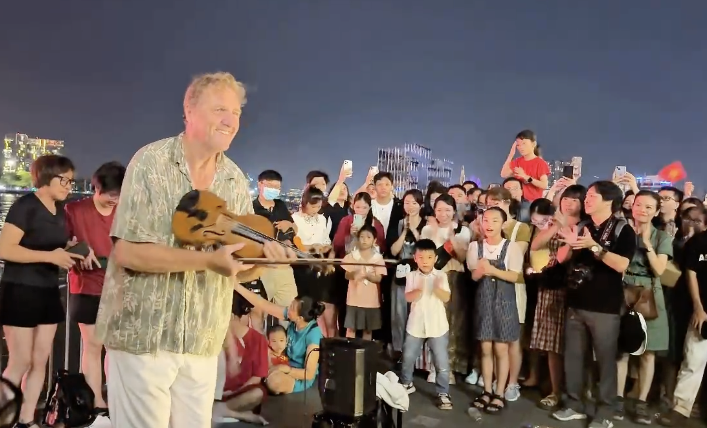Clip 'ông Tây' đàn violin 'Nối vòng tay lớn' ở bến Bạch Đằng TP.HCM gây sốt - Ảnh 1.