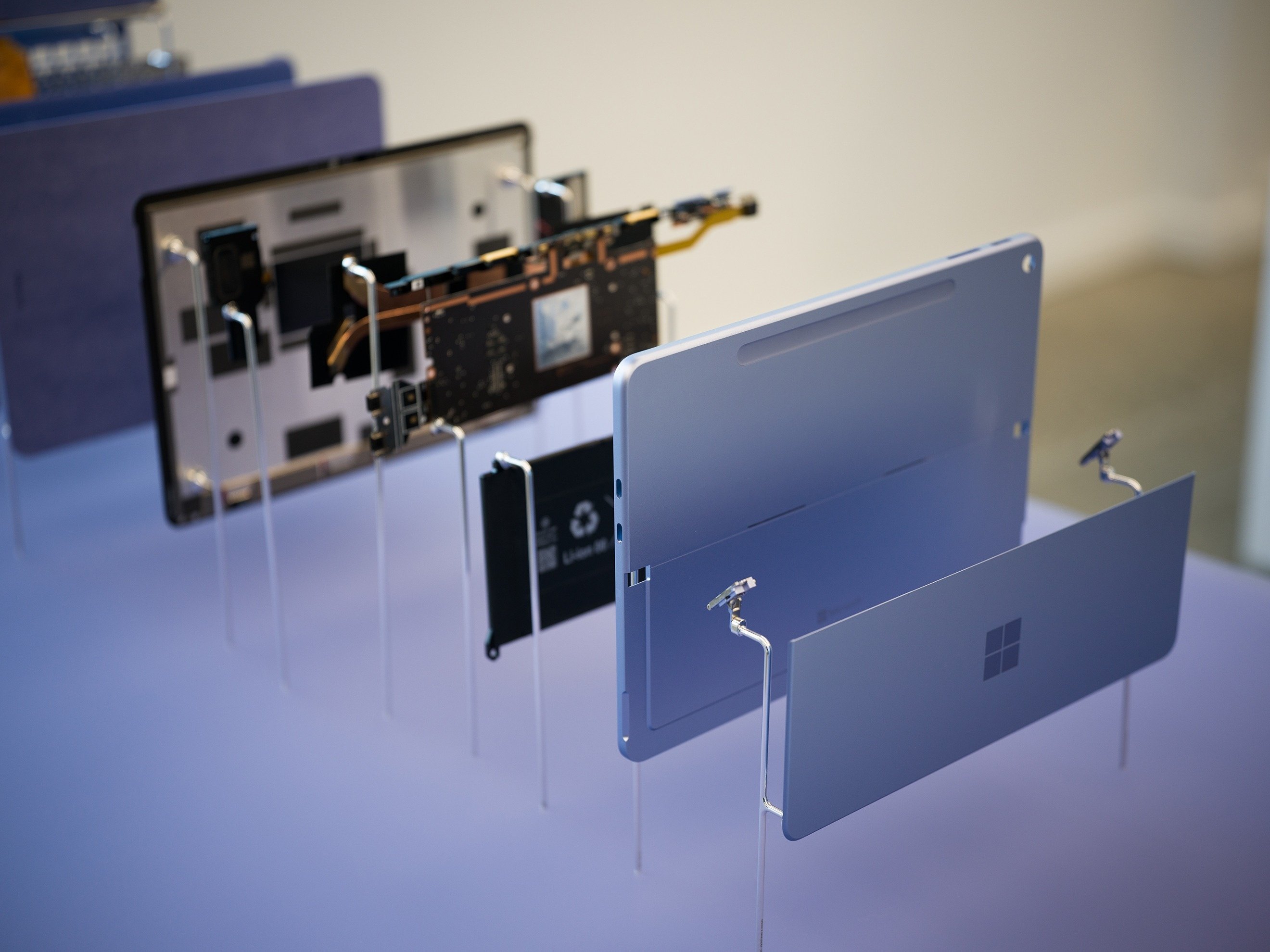 Microsoft Surface Pro 2025,  Microsoft Surface Laptop 2025,  laptop Windows,  may tinh AI anh 5