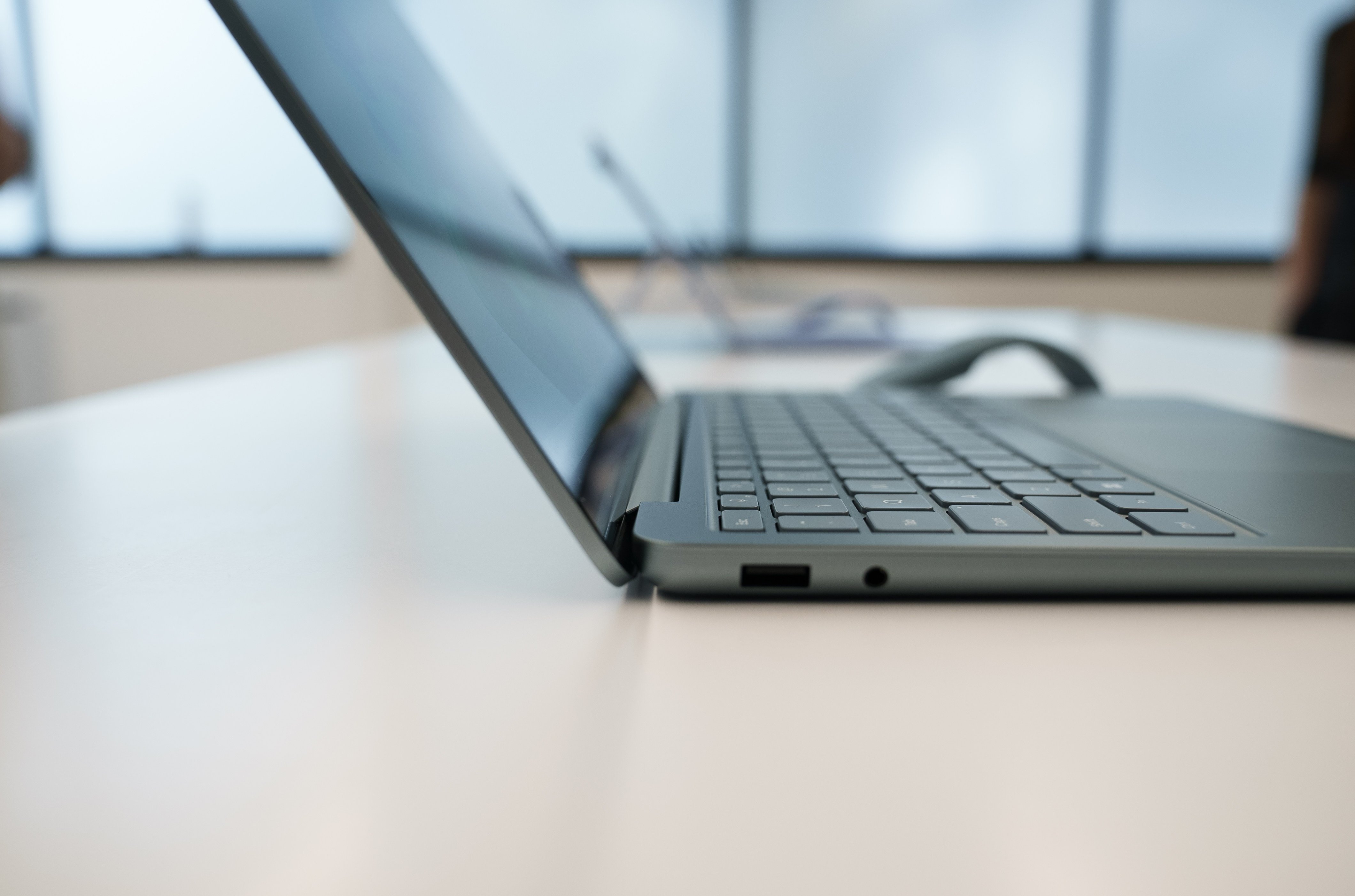 Microsoft Surface Pro 2025,  Microsoft Surface Laptop 2025,  laptop Windows,  may tinh AI anh 10