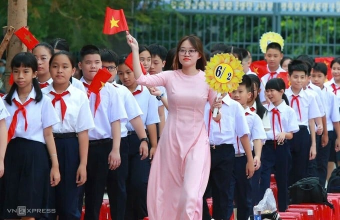 Giáo viên và học sinh lớp 6 trường THCS Nguyễn Huệ, TP Đà Nẵng, trong ngày khai giảng năm học 2024-2025. Ảnh: Nguyễn Đông