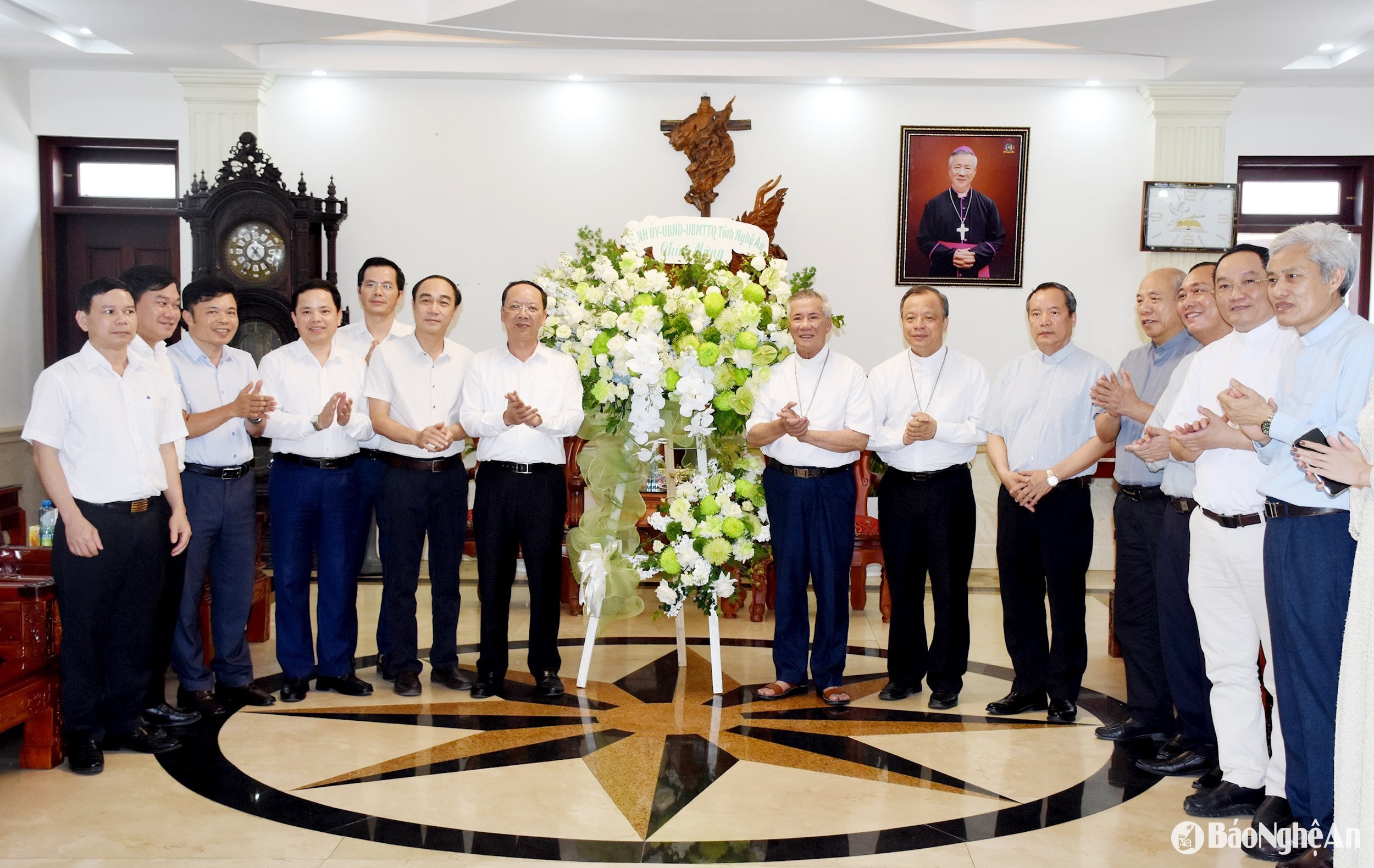 Đồng chí Bùi Thanh An thông báo tình hình kinh tế - xã hội của tỉnh. Ảnh: Công Kiên