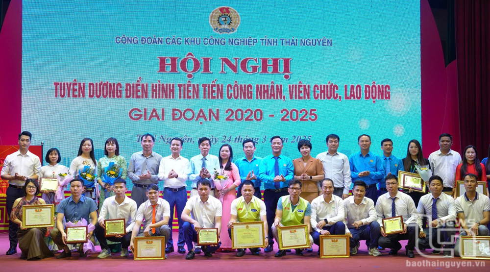 បុគ្គល និងសមូហភាពដែលមានគំនិតផ្តួចផ្តើម និងការកែលម្អបច្ចេកទេសត្រូវបានផ្តល់កិត្តិយសក្នុងសន្និសីទនេះ ដើម្បីលើកតម្កើងគំរូជឿនលឿនធម្មតាក្នុងចំណោមកម្មករ មន្ត្រីរាជការ និងកម្មករនិយោជិតក្នុងដំណាក់កាល 2020-2025 ដែលរៀបចំឡើងដោយសហភាពពាណិជ្ជកម្មសួនឧស្សាហកម្មថៃង្វៀន។