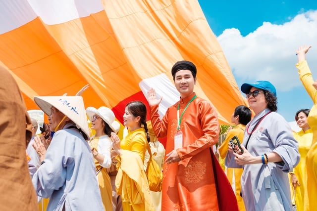 Nguyên Khang chia sẻ cảm xúc khi đồng hành cùng Đại lễ Vesak  - Ảnh 1.