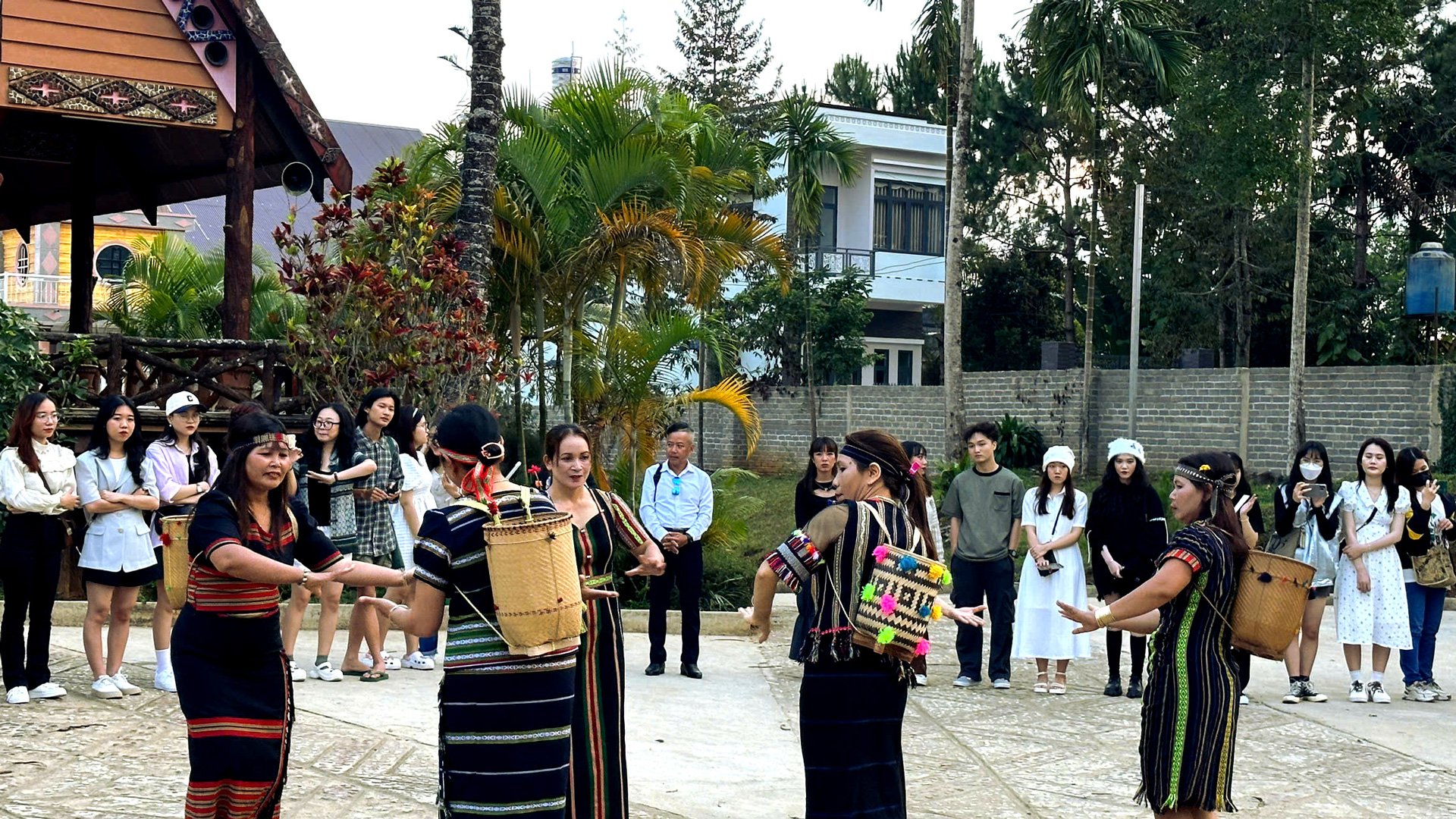 Những đoàn khách từ các tỉnh, thành trải nghiệm không gian truyền thống 
của đại ngàn Nam Tây Nguyên ở thôn BĐơr