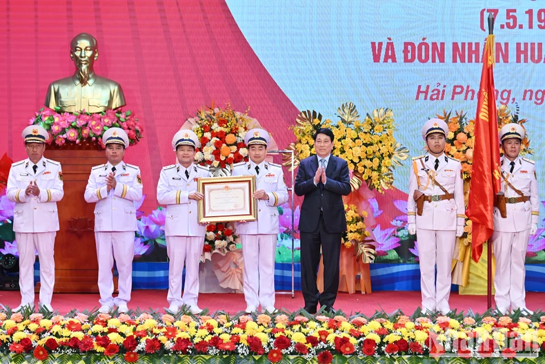 [Foto] Präsident nimmt am 70. Jahrestag der Gründung der Vietnamesischen Volksmarine teil Foto 9