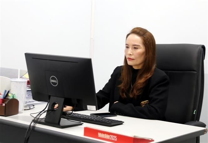 Bà Đinh Thị Minh Thu, Phó Trưởng Ban Dân Vận Huyện ủy Minh Hóa tự nguyện nghỉ hưu trước tuổi 8 năm để việc tinh gọn bộ máy diễn ra thuận lợi, hiệu quả. Ảnh: Tá Chuyên/TTXVN