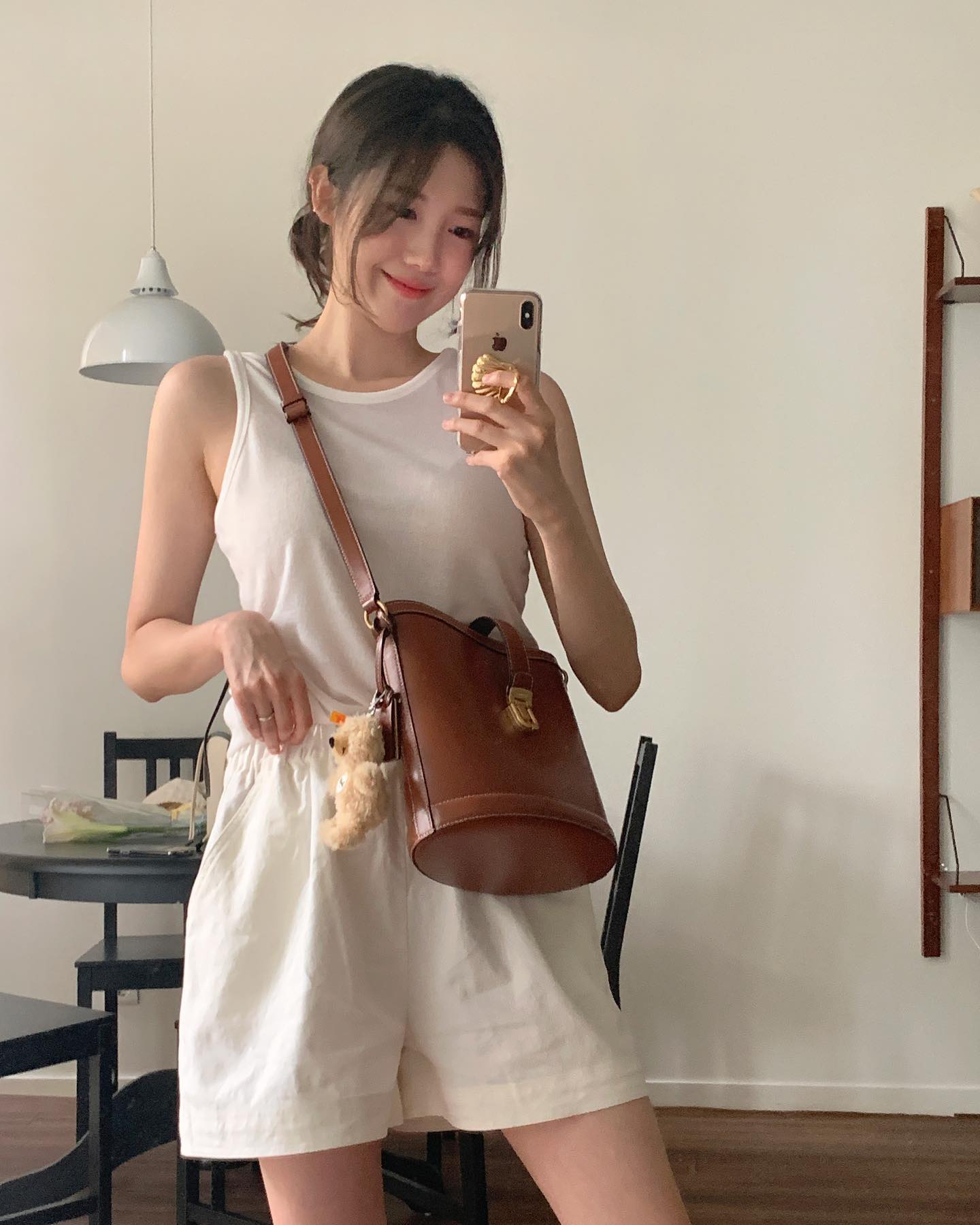 Mặc quần short khéo như thế này, chị em có hình sống ảo cực đẹp - Ảnh 4.