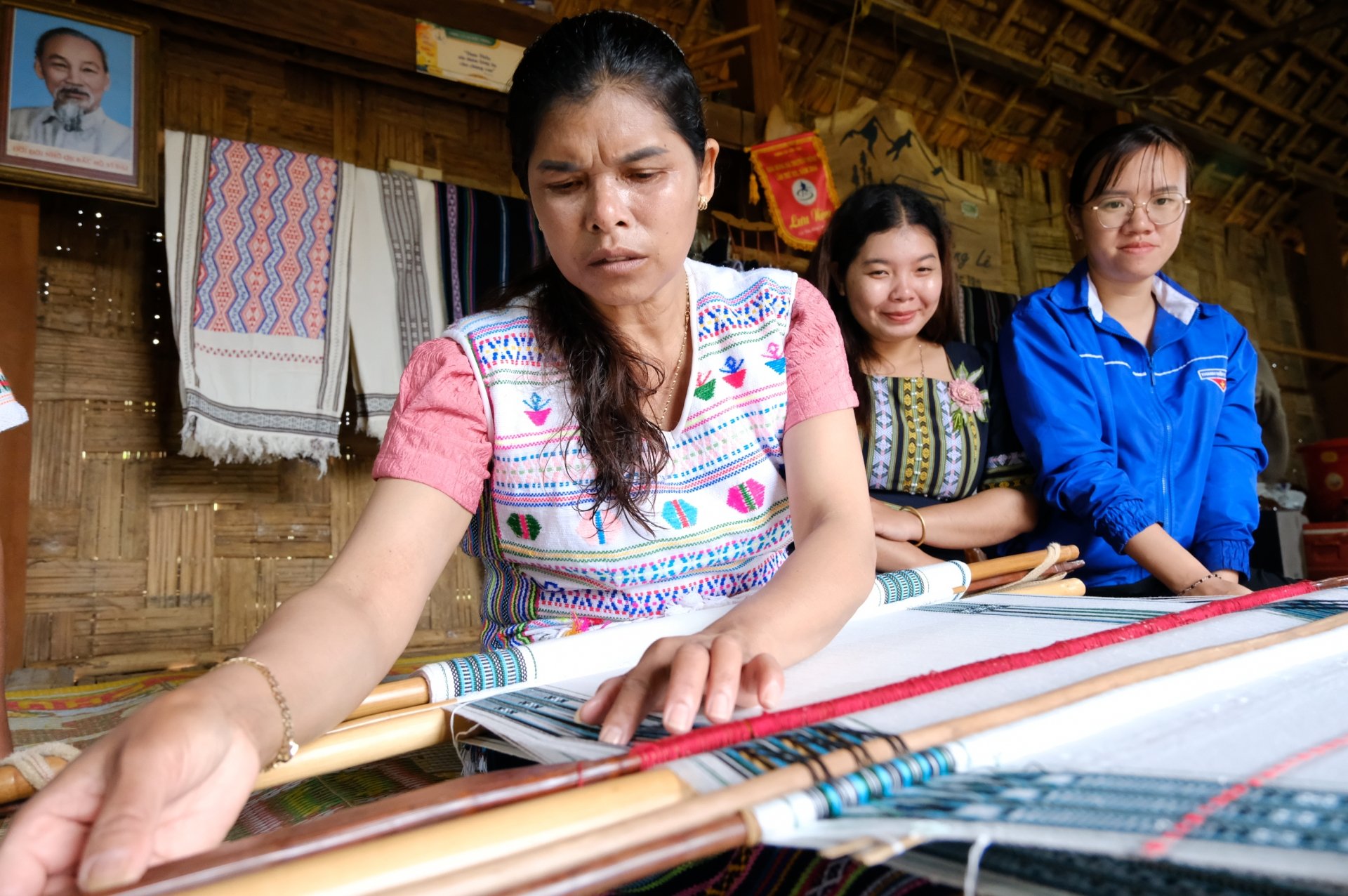 Sản phẩm thổ cẩm truyền thống được hoàn thiện, góp phần tạo sinh kế và quảng bá văn hóa địa phương