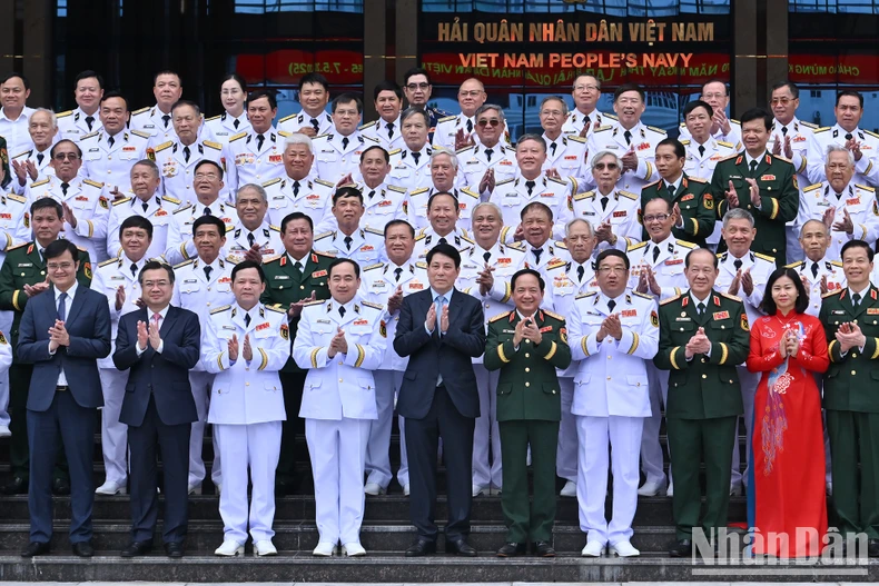 [Foto] Präsident nimmt am 70. Jahrestag der Gründung der Vietnamesischen Volksmarine teil Foto 11