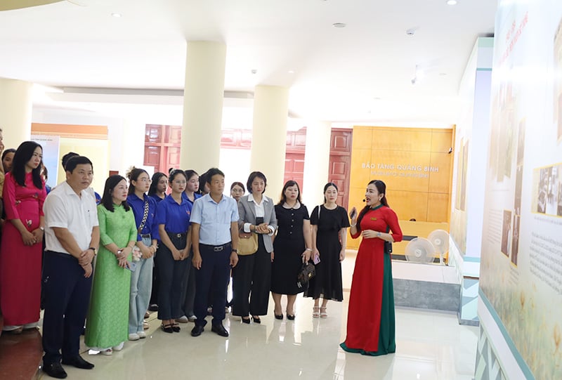 Đông đảo nhà báo, thanh niên, sinh viên tham quan triển lãm.