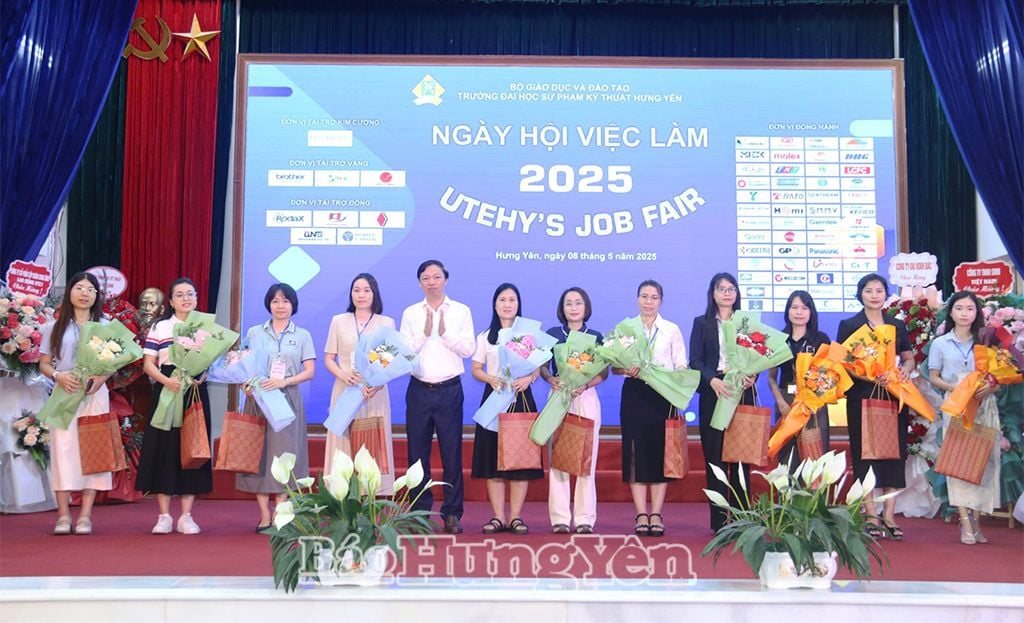 Lãnh đạo Trường đại học Sư phạm Kỹ thuật Hưng Yên tặng quà các doanh nghiệp tham gia Ngày hội việc làm năm 2025.