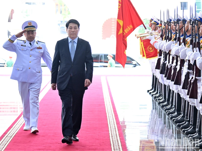 [Foto] Präsident nimmt am 70. Jahrestag der Gründung der Vietnamesischen Volksmarine teil Foto 1