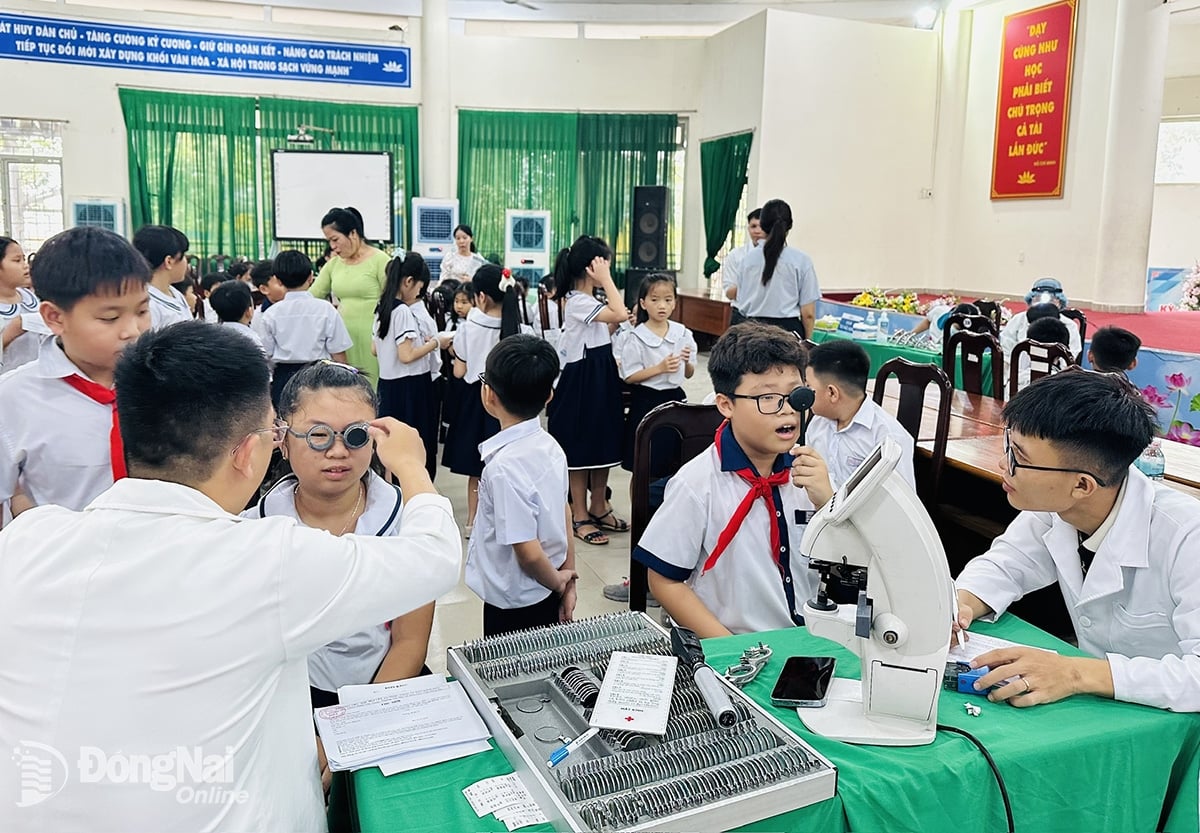 Khám mắt định kỳ cho trẻ nhỏ để phát hiện, điều trị sớm các tật khúc xạ. Ảnh:A.Yên