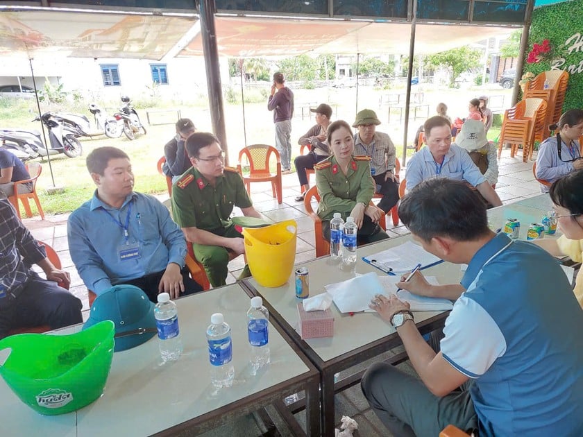 Đại diện UBND xã Hải Phú ký xác nhận biên bản bàn giao đất, không để tái lấn, chiếm.