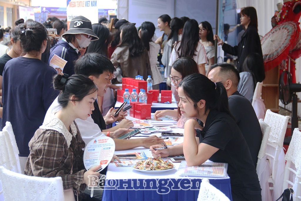 Sinh viên Trường đại học Sư phạm Kỹ thuật Hưng Yên tìm hiểu thông tin tại gian tư vấn của các doanh nghiệp tham gia ngày hội.