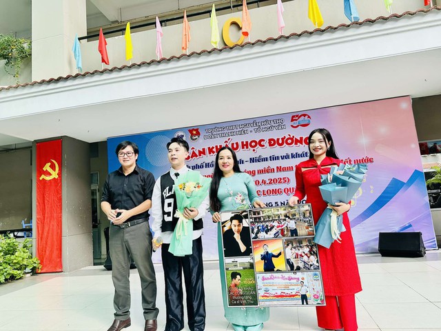 Hát "Bác đang cùng chúng cháu hành quân", ca sĩ Viết Thu được cổ vũ - Ảnh 1.