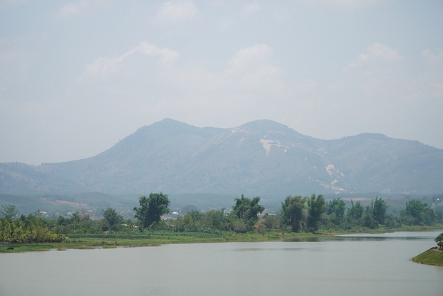Natural masterpieces: Chu Hreng - Legendary screen of the mountain town - Photo 2.