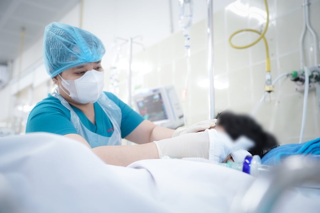 Bé trai bị cành cây rơi giữa đường làm nứt sọ, Thứ trưởng chỉ đạo đặc biệt - 1