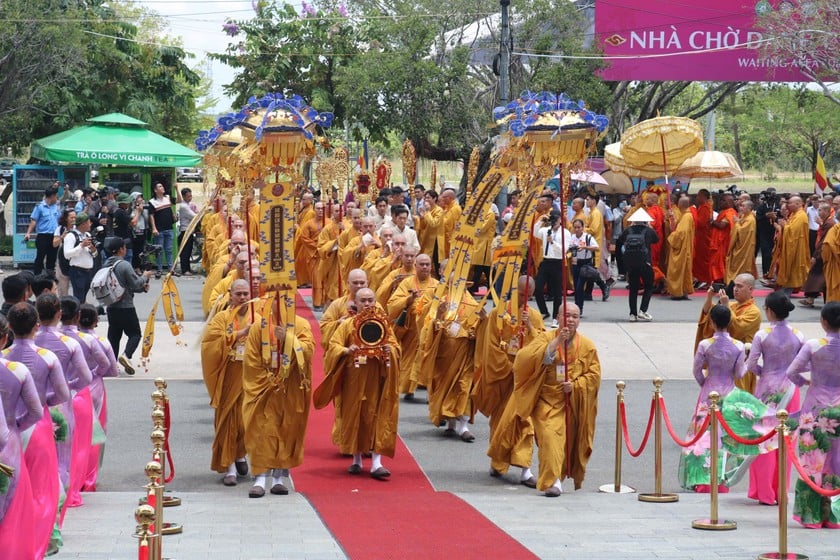 Đoàn đại biểu Vesak 2025 xuất phát từ Học viện Phật giáo Việt Nam (TP.HCM) về núi Bà Đen, Tây Ninh để thực hiện nghi thức cung rước xá lợi Đức Phật.