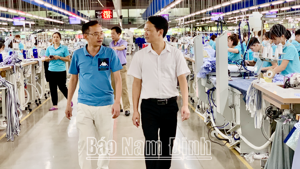 Lãnh đạo huyện Trực Ninh thường xuyên nắm bắt tình hình doanh nghiệp để kịp thời hỗ trợ giải quyết các thủ tục hành chính liên quan đến đầu tư, phát triển sản xuất, kinh doanh.
