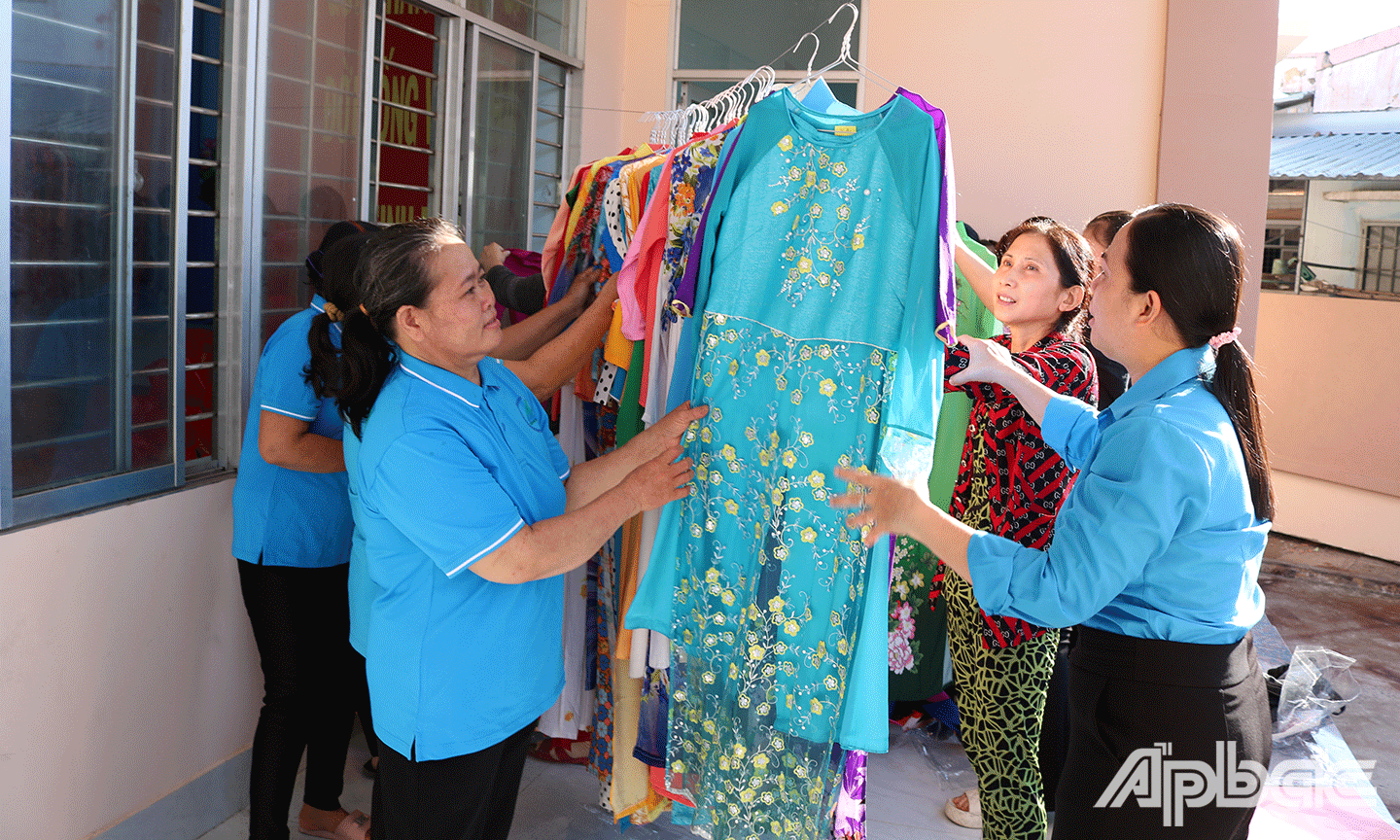 Trao tặng áo dài cho các đoàn viên nữ trong mô hình “Áo dài trao gửi yêu thương”