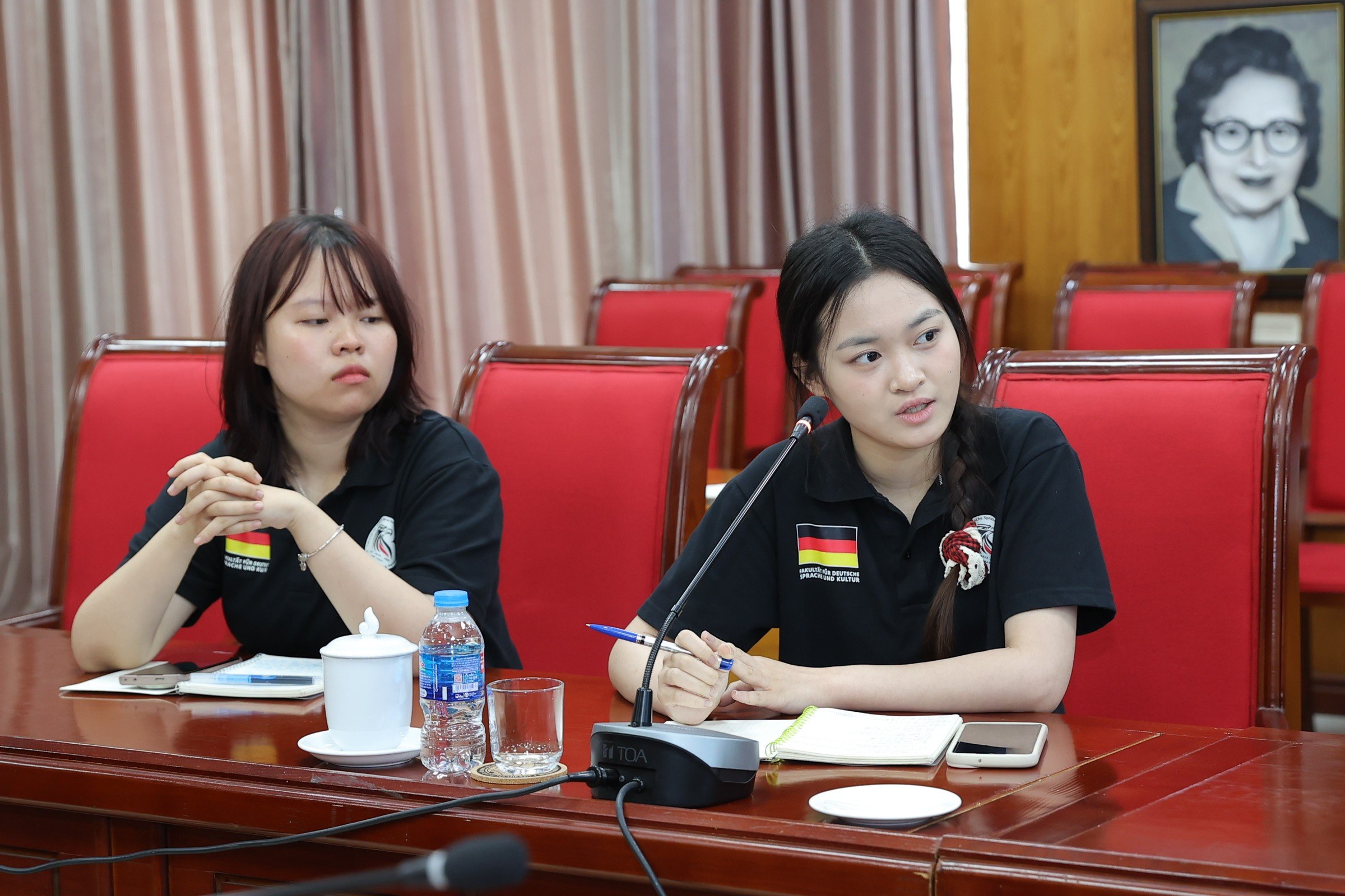 sinh viên Trường Đại học Ngoại ngữ - Đại học Quốc gia Hà Nội đã tham gia trao đổi, đặt câu hỏi về cơ hội học tập, làm việc và trải nghiệm văn hóa tại Áo.