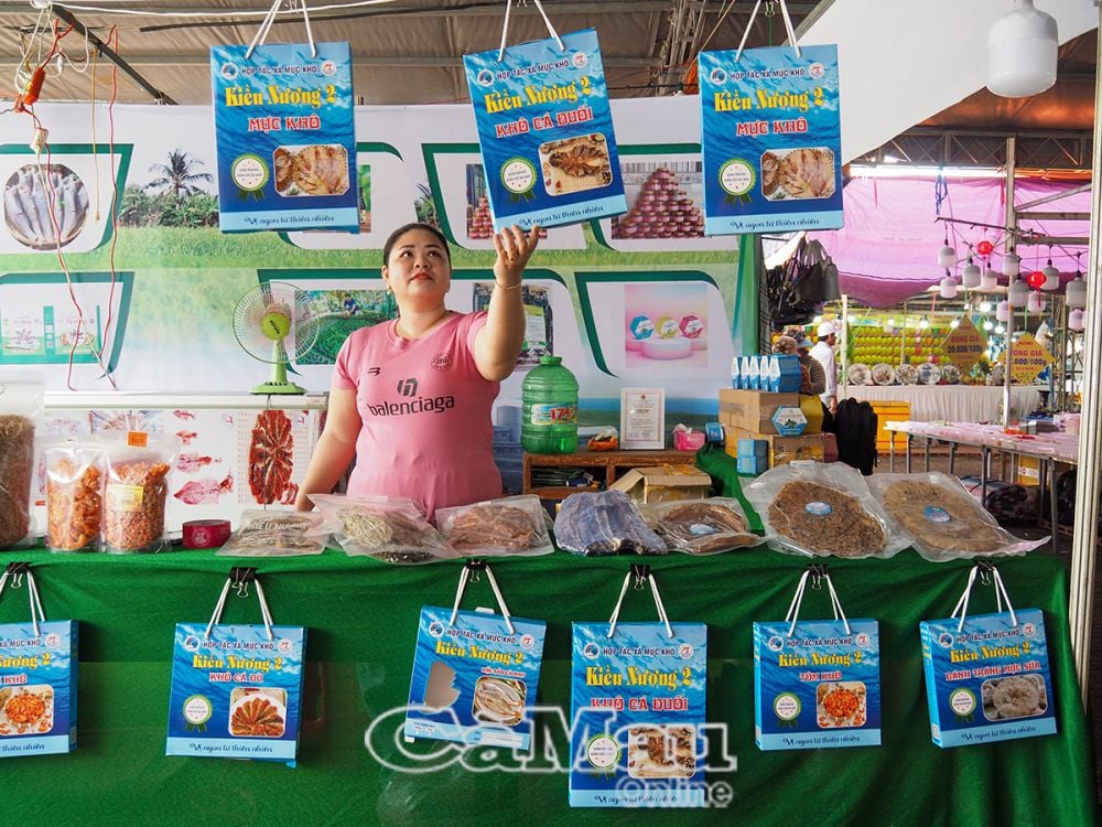 Chị Lâm Trúc Loan, Khóm 10, thị trấn Sông Ðốc, huyện Trần Văn Thời, giới thiệu sản phẩm OCOP trong Ngày hội Bánh dân gian năm 2025.