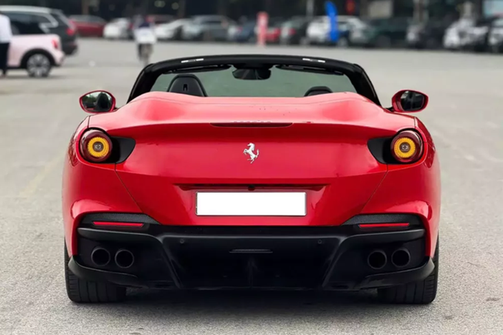 Đây là 1 trong 2 chiếc xe Ferrari Portofino M hiện đang có mặt tại thị trường Việt Nam, thú vị là xe này là chiếc đầu tiên, và mất tích trên đường phố khá lâu, kẹp phanh màu vàng của xe đã tố cáo điều đó. Hiện chiếc siêu xe mui trần Ferrari Portofino M này chỉ mới chạy hơn 8.000 km, giá bán trên 10 tỷ đồng.
