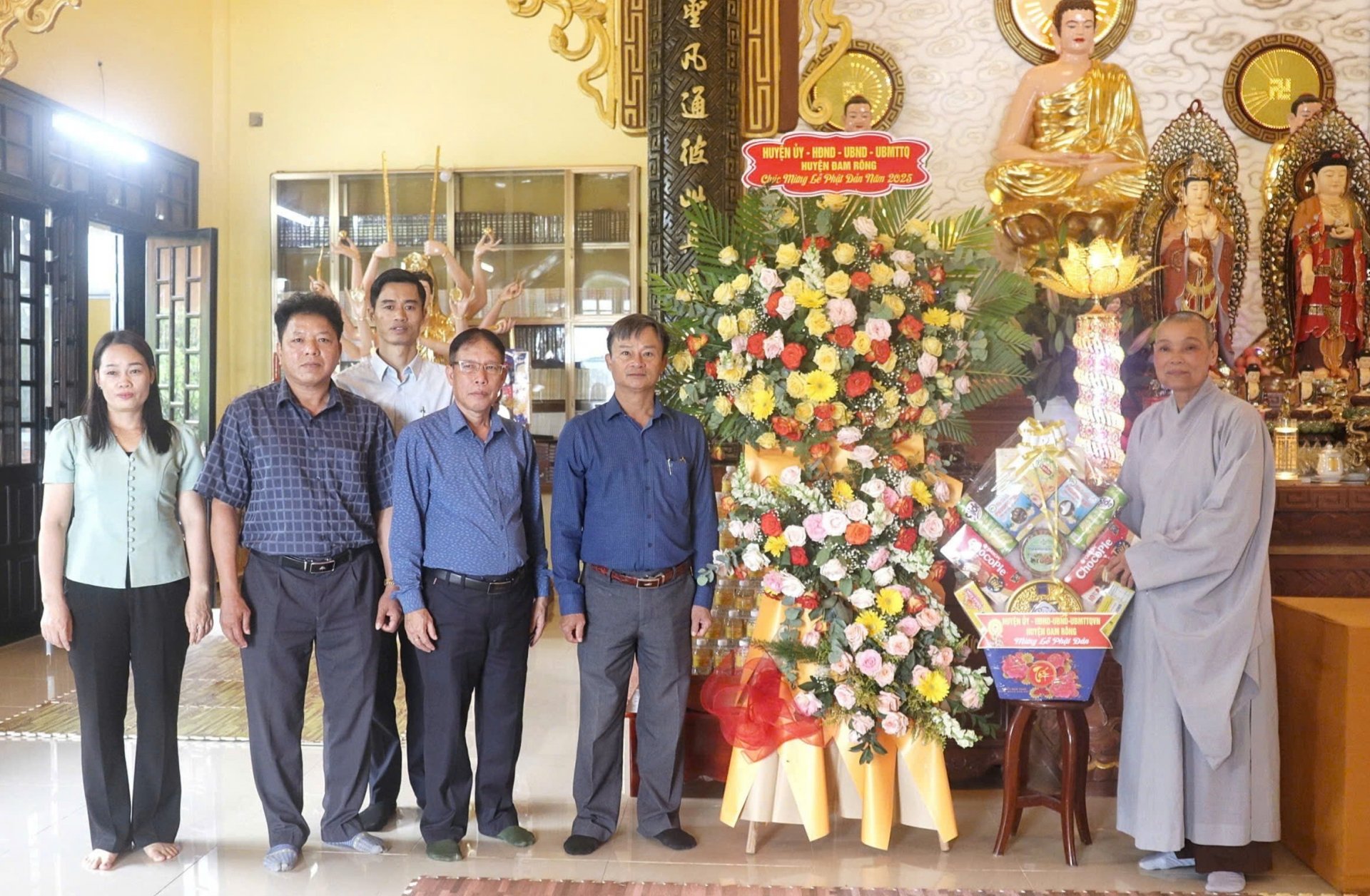  Đồng chí Trương Hữu Đồng - Chủ tịch UBND huyện cùng đoàn thăm chùa Quang Minh, xã Phi Liêng