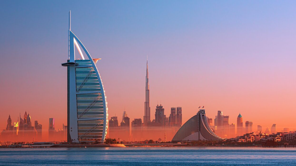 du-lich-uae-so-sanh-dubai-va-abu-dhabi-1.png