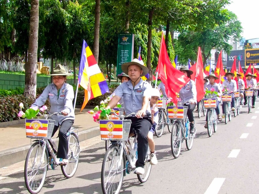 phat-tu-tinh-tham-gia-dieu-hanh-xe-dap-hoa-mung-phat-dan-tren-cac-tuyen-duong-chinh-tai-tppleiku-anh-thanh-nhat.jpg
