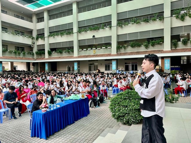 Hát "Bác đang cùng chúng cháu hành quân", ca sĩ Viết Thu được cổ vũ - Ảnh 2.