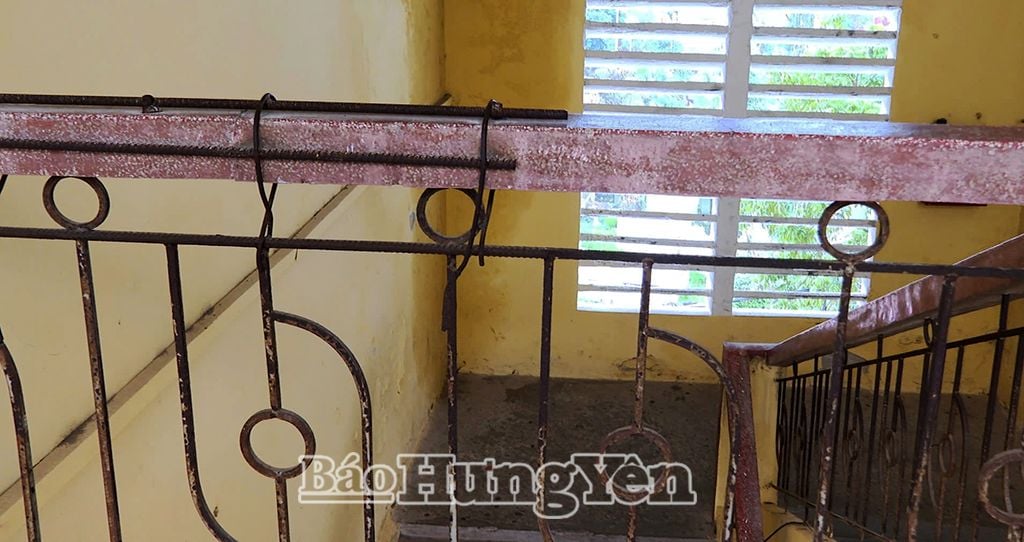 Hệ thống rào sắt bảo vệ an toàn ở cầu thang gỉ sét