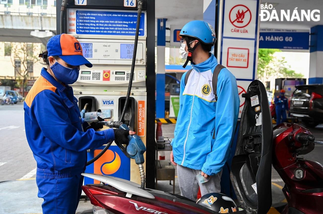 Giá xăng tiếp đà giảm.