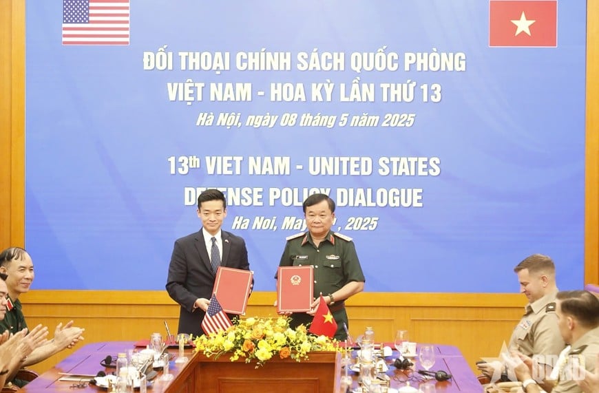 Thượng tướng Hoàng Xuân Chiến và ngài John Noh ký biên bản Đối thoại chính sách quốc phòng Việt Nam - Hoa Kỳ lần thứ 13.