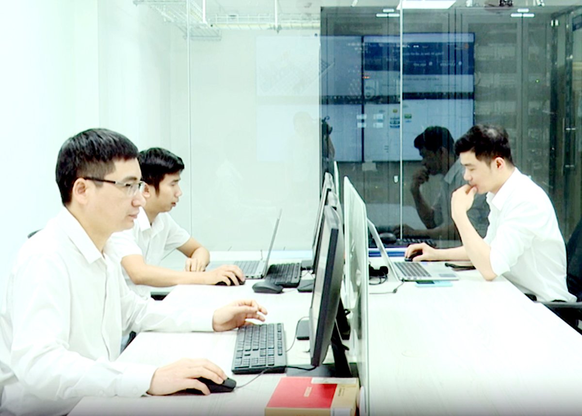 Cán bộ Trung tâm Tích hợp dữ liệu của tỉnh