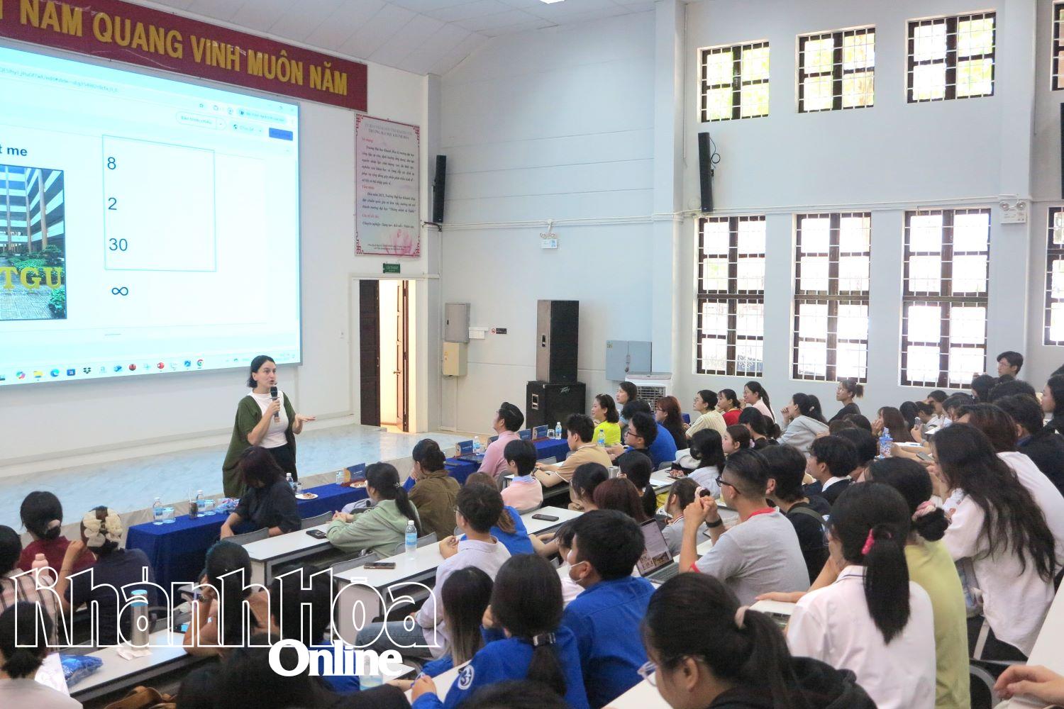 Thành viên đoàn công tác Tổng Lãnh sự quán Hoa Kỳ tại TP. Hồ Chí Minh tập huấn kỹ năng viết bài luận tiếng Anh. 