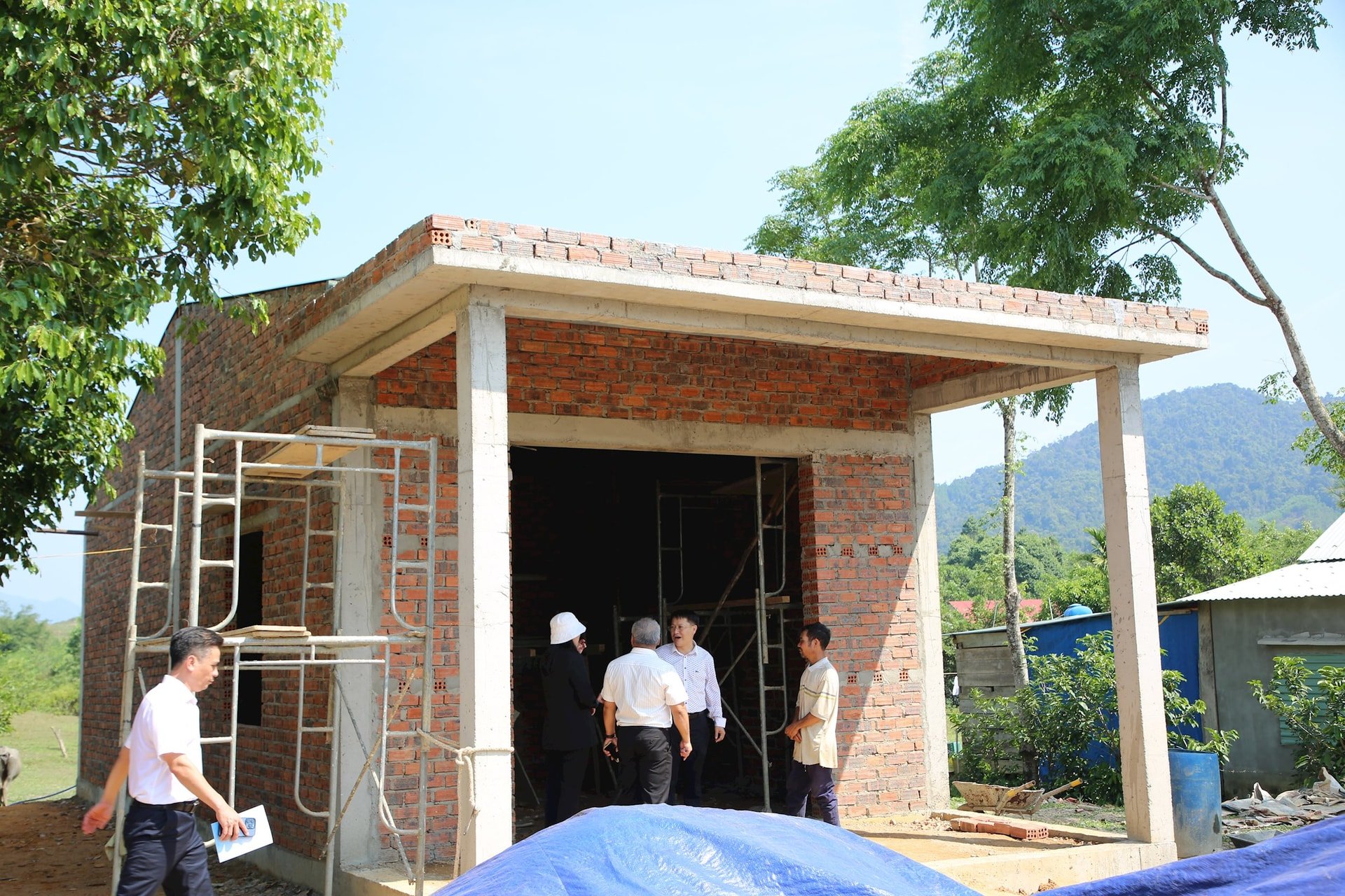 Huyện Đông Giang đang nỗ lực triển khai hoàn thiện mục tiêu xóa nhà tạm theo kế hoạch phân bổ của tỉnh. Trong ảnh, một ngôi nhà tạm đang trong quá trình hoàn thiện của hộ dân tại thôn Đông Sơn (xã Ba). Ảnh: ALĂNG NGƯỚC