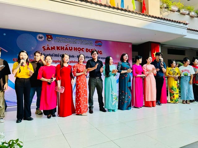 Hát "Bác đang cùng chúng cháu hành quân", ca sĩ Viết Thu được cổ vũ - Ảnh 3.
